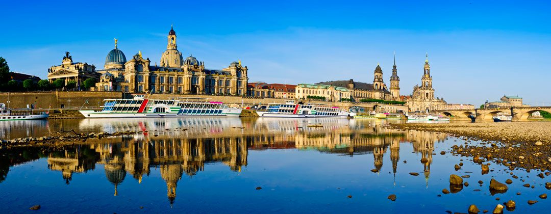 Die Dresdner Altstadt von der Elbe aus, mit Frauenkirche und Hofkirche